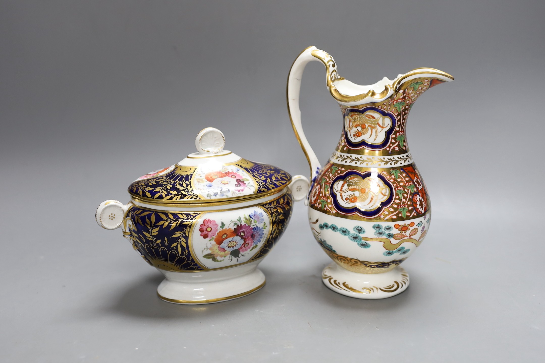 A Coalport Imari style ewer and a similar lidded tureen, c.1820, Tallest 21cm